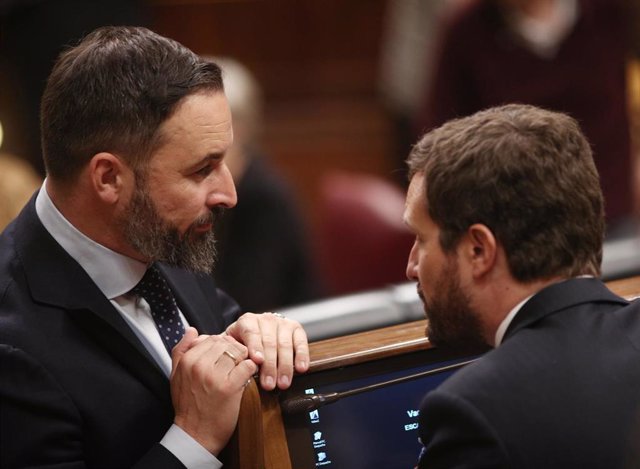 El presidente de VOX, Santiago Abascal (izq) y el presidente del PP, Pablo Casado (dech), hablan durante la sesión de constitución de las Cortes para la XIV Legislatura en el Congreso de los Diputados, Madrid (España), a 3 de diciembre de 2019.