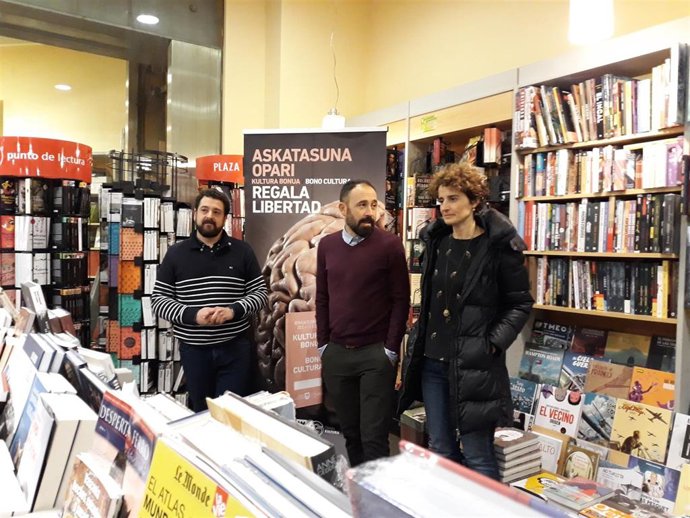 Adolfo López Chocarro, Denis Itxaso y Mari Jose Telleria presentan el Bonocultura