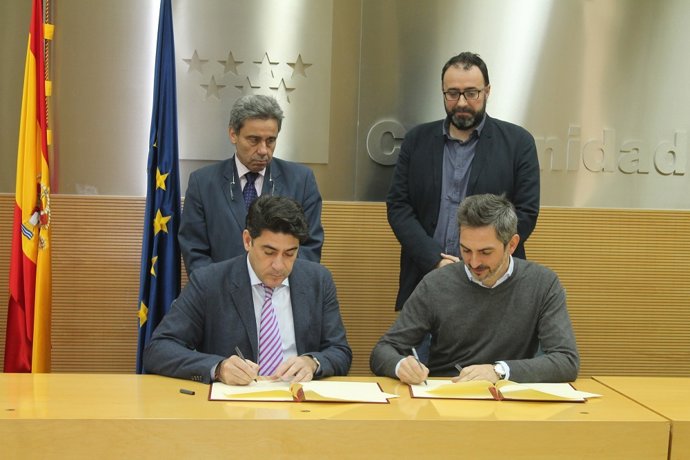 El consejero de Vivienda de la Comunidad de Madrid, David Pérez, y el delegado de  Familias, Igualdad y Bienestar Social del Ayuntamiento de Madrid, Pepe Aniorte, firman la prórroga del convenio de realojo del sector 6 en Cañada Real.
