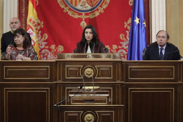 Flanqueada por la vicepresidenta primera del Senado, Cristina Narbona (i) y el vicepresidente segundo del Senado, Pío García Escudero (d), la socialita Pilar Llop ocupa su sitio como presidenta del Senado durante la sesión constitutiva de la XIV Legislatu