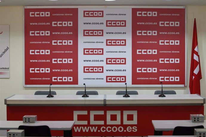 El logo de CCOO en una sala de prensa.