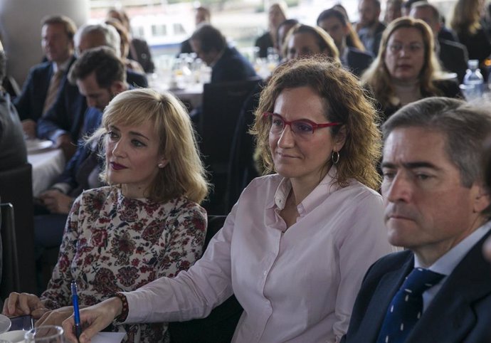La secretaria general de UGT Andalucía, Carmen Castilla (i), junto a la secretaria general de CCOO Andalucía, Nuria López (c).