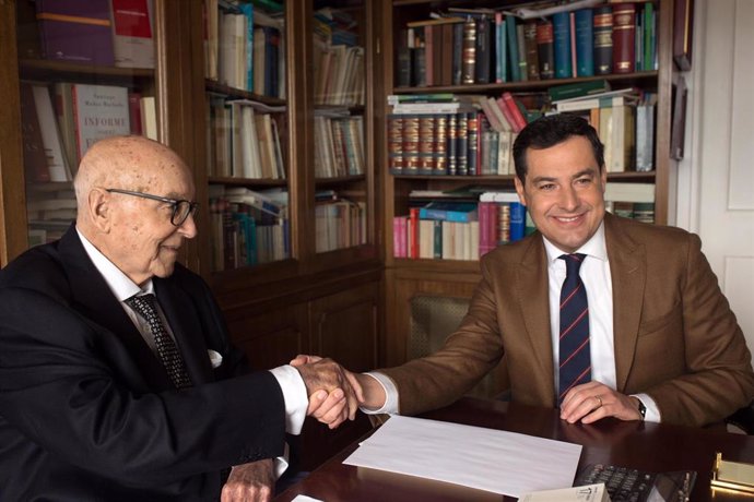 El presidente de la Junta de Andalucía, Juanma Moreno, y el exministro de UCD Manuel Clavero, en una imagen de archivo.