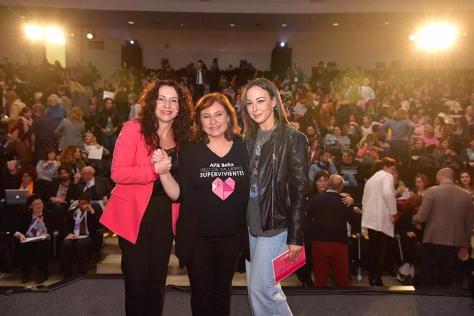 La consejera de Igualdad, Rocío Ruiz, junto a las dos mujeres de la mesa redonda que ha moderado, Ana Bella y Nouna, dentro del 10 Congreso Internacional para el Estudio de la Violencia contra las Mujeres.