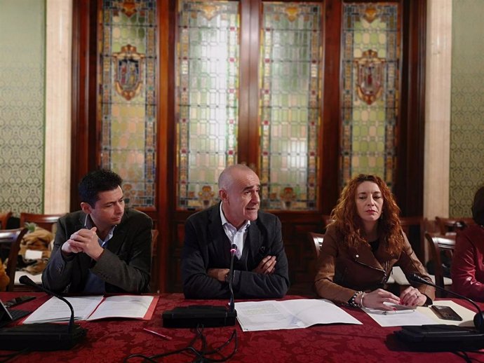 El concejal de Hábitat Urbano de Sevilla, Antonio Muñoz, en rueda de prensa, junto al gerente de Urbanismo y la delegada de Recursos Humanos, Clara Macías