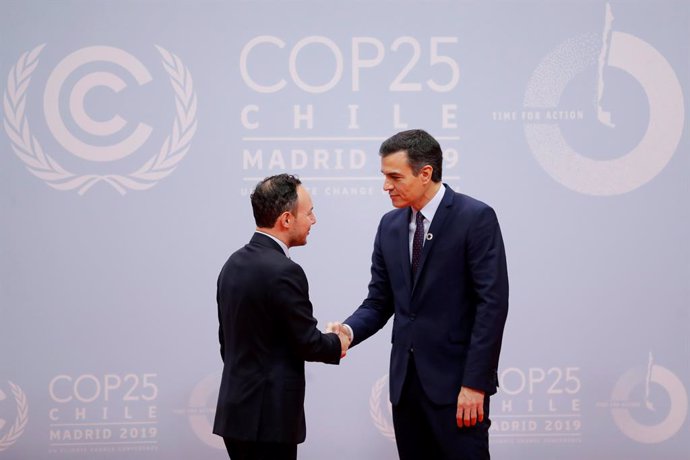 El cap de Govern d'Andorra, Xavier Espot, saluda el president espanyol Pedro Sánchez, en la COP25