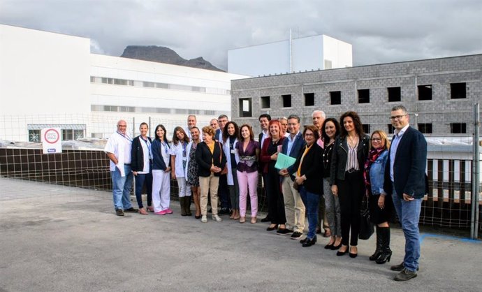 Autoridades políticas y trabajadores en el Hospital del Sur de Tenerife