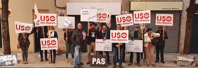 El sindicato de la educación concertada USO Baleares se ha concentrado este martes frente al Parlament