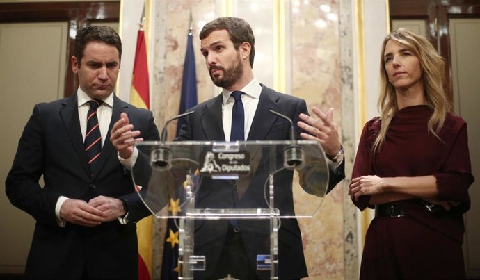 El presidente del PP, Pablo Casado, en rueda de prensa junto a la portavoz del Partido Popular en el Comgreso, Cayetana Álvarez de Toledo (dech) y el secretario general del PP, Teodoro García Egea (izq), tras finalizar la sesión de constitución de las C