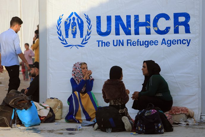 Familias desplazadas en Siria reciben ayuda humanitaria de ACNUR en un campamento en Bardarash