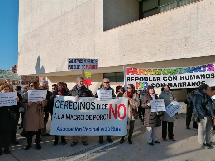 Concentración en contra de la instalación de granjas de cerdos ante las Cortes regionales.