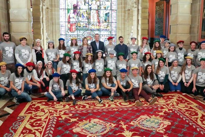 Markel Olano y estudiantes del programa Erasmus +