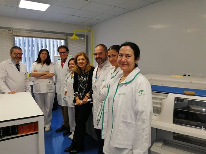 Botella (centro) visita las nuevas instalaciones del Hospital de Montilla