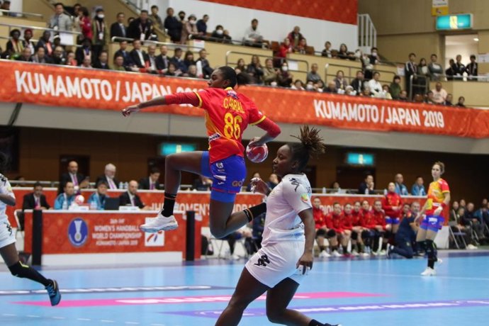 Sandy Barbosa lanza a portería en el partido entre la selección española de balonmano y Senegal del Mundial femenino 2019