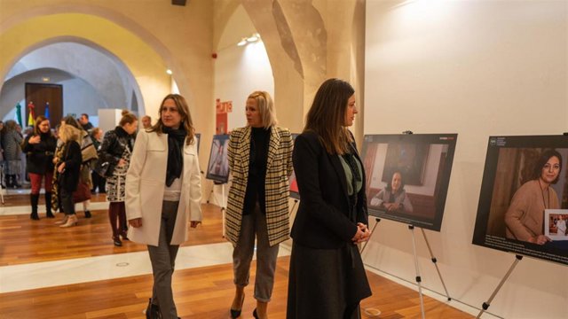 La alcaldesa de San Fernando visitando la muestra '40 años de ayuntamientos democráticos: Las mujeres en el poder local'