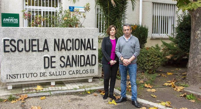 Cristina Linares y Julio Díaz, a las puertas de la Escuela Nacional del ISCIII, donde desarrollan su trabajo sobre clima, contaminación y salud.