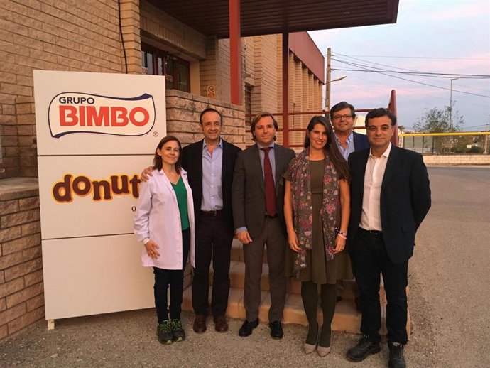 Repullo (tercero por la izda.) en la fábrica de Bimbo en Puente Genil