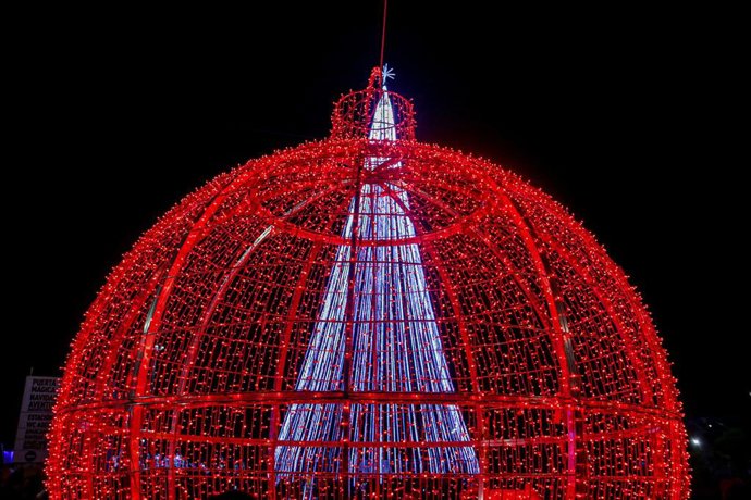 Bola roja de navidad en Torrejón de Ardoz (Madrid), capital europea de la Navidad,  inaugura el encendido con un espectáculo de luz único en toda España, con más de 50 actividades y espectáculos, a 23 de noviembre de 2019.