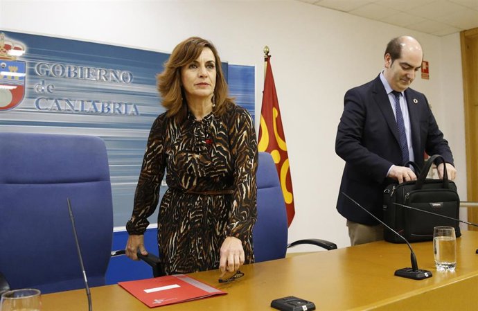 La consejera de Empleo y Políticas Sociales, Ana Belén Álvarez, y el director del Servicio Cántabro de Empleo, José Manuel Callejo