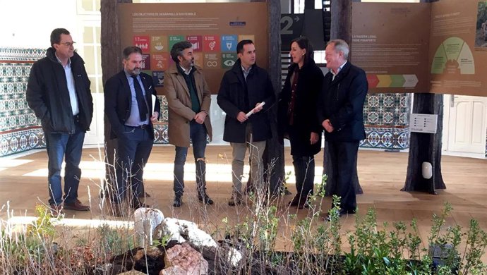 Inauguración de la exposición 'Los Bosques y su contribución a la consecución de los Objetivos de Desarrollo Sostenible 2030' ,  en la antigua Escuela de Comercio de Gijón