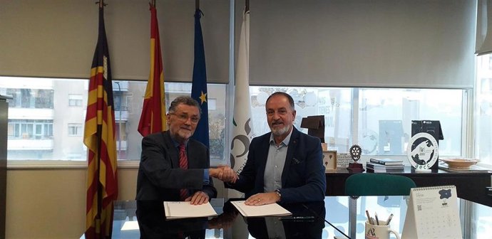 El presidente de la Junta Provincial de Baleares de la Asociación Española Contra el Cáncer (AECC), Javier Cortés, y el presidente del Colegio de Fisioterapeutas de Baleares, Tomás Alías, han firmado este martes un convenio de colaboración.