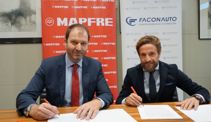 Director comercial de MAPFRE ESPAÑA, Raúl Costilla, y Gerardo Pérez, presidente de FACONAUTO.