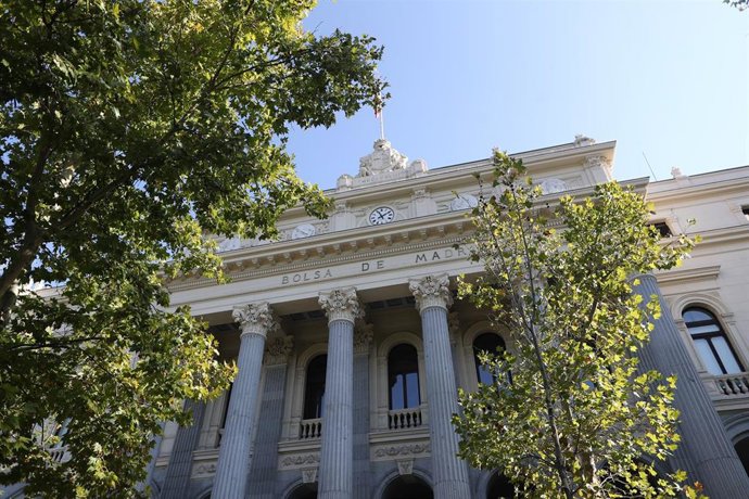 Economía/Bolsa.- El Ibex 35 cede un 0,22% pero mantiene los 9.000 puntos tras lo