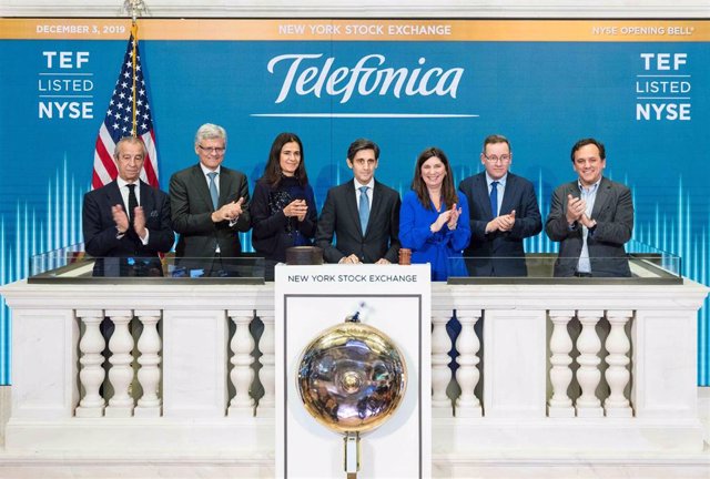 El presidente ejecutivo de Telefónica, José María Álvarez-Pallete, protagoniza el "toque de campana" con el que se inicia la jornada bursátil en la Bolsa de Nueva York