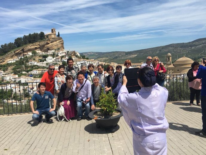 Imagen de un grupo de japoneses en Montefrio