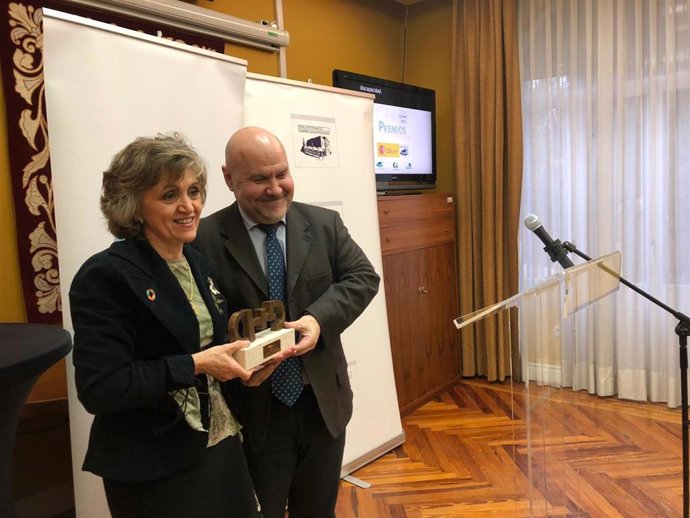 CERMI premia al Real Patronato sobre Discapacidad.  La encargada de recoger el reconocimiento de manos del presidente del CERMI, Luis Cayo Pérez Bueno, ha sido la ministra de Sanidad, Consumo y Bienestar Social en funciones, María Luisa Carcedo.