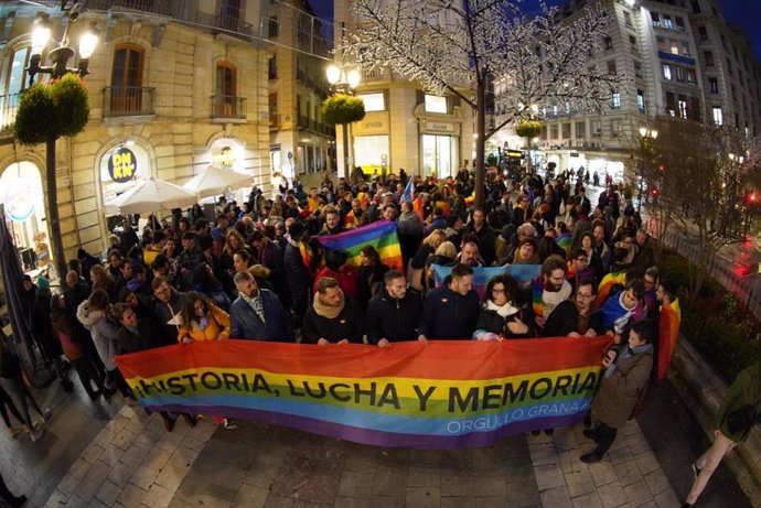 Concentración contra el repintado en negro de semáforos de Granada