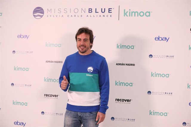 El piloto español Fernando Alonso posa ante los medios antes de la presentación del proyecto solidario 'Mission Blue x Kimoa'