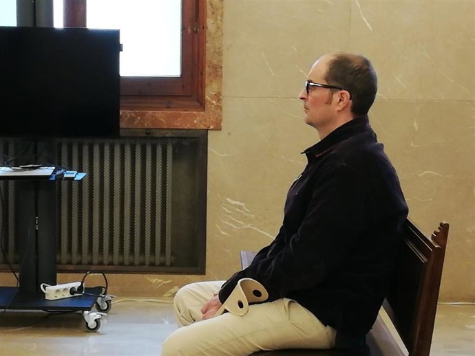 El acusado de matar a su ex suegro a puñaladas en Sencelles, en el banquillo de los acusados antes de escuchar los informes finales en el juicio.