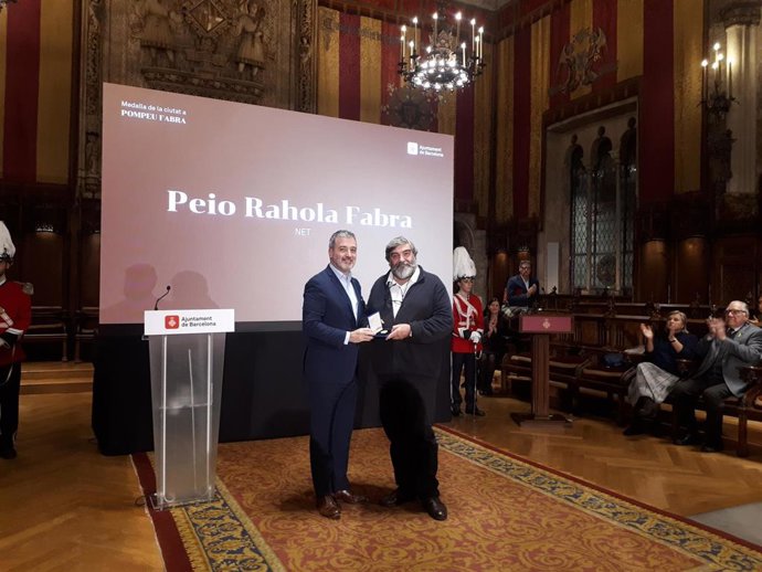 El teniente de alcalde Jaume Collboni entrega la Medalla de Oro de la Ciudad al nieto de Pompeu Fabra Peio Rahola Fabra