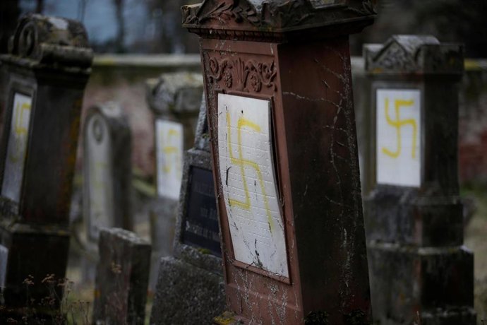 Tumbas profanadas en un cementerio judío en Quatzenheim (Francia) (imagen de archivo)