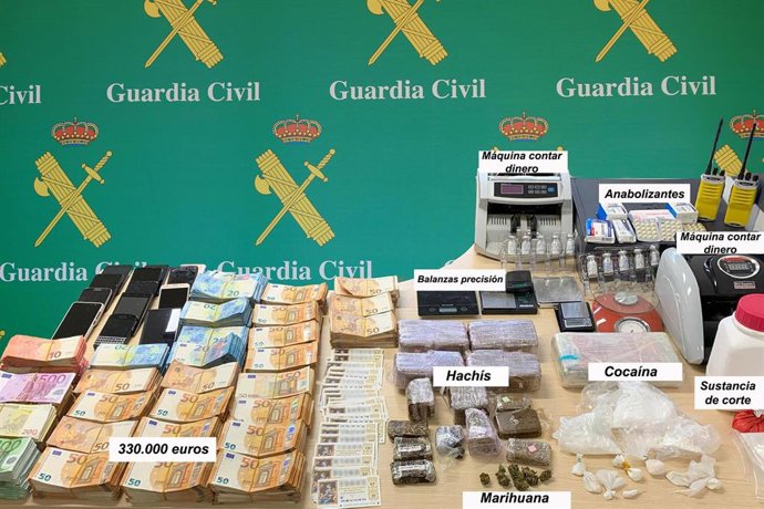 Dinero y droga incautado por la Guardia Civil al desarticular un gruño criminal dedicado al tráfico de drogas