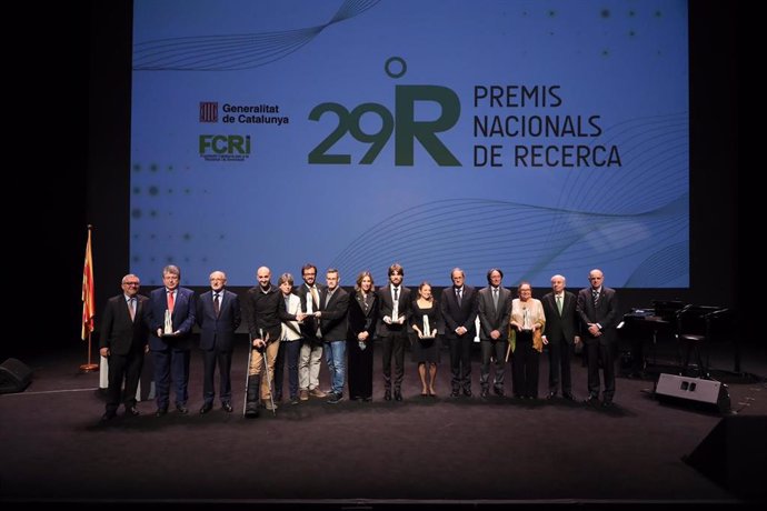 El presidente Quim Torra y la consellera ngels Chacón con los Premis Nacionals de Recerca