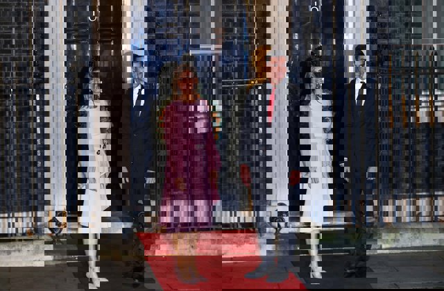 Pedro Sánchez y Begoña Gómez llegan a Downing Street antes de la cumbre de la OTAN en Watford