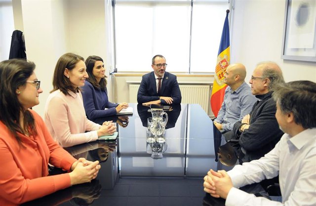 El ministro de Asuntos Sociales, Vivienda y Juventud, Víctor Filloy, preside la reunión con representantes del IERMB