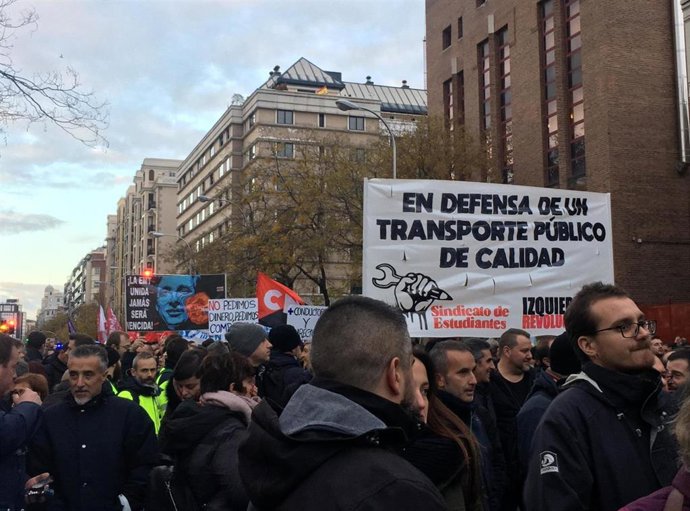 Trabajadores de la EMT se manifiestan durante la jornada de huelga de 24 horas.