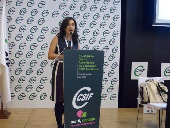 La nueva presidenta del Sector de Educación de CSIF-A, Elena García, durante su intervención ante los compromisarios