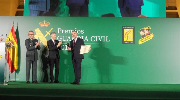 El ministro Fernando Grande-Marlaska en la entrega de los Premios Guardia Civil junto al periodista Carlos Alsina