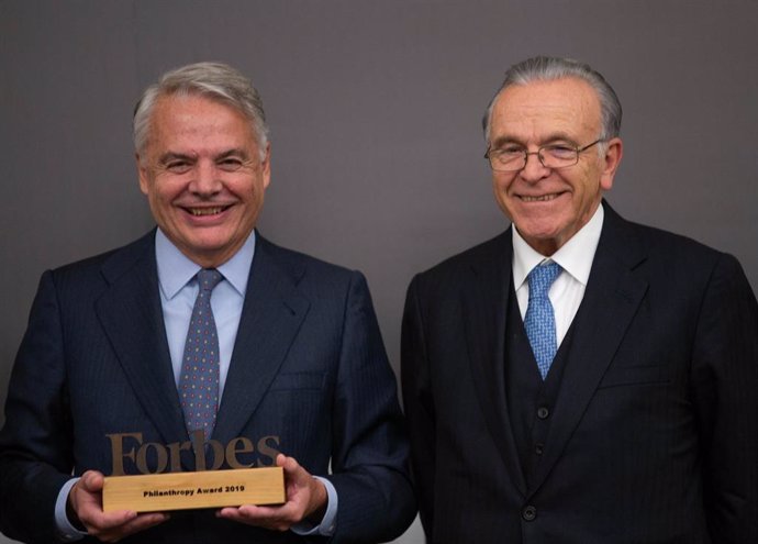 Ignacio Garralda, presidente de Mutua Madrileña y de su fundación, ha recibido el Premio Forbes a la Filantropía 2019 de manos de Isidro Fainé, presidente de la Fundación Bancaria La Caixa.