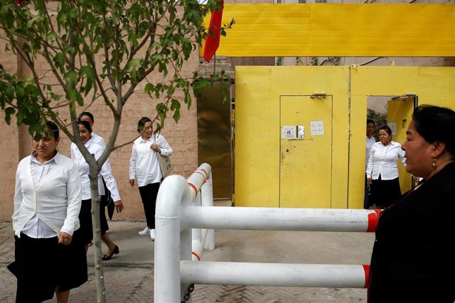 The US House of Representatives approves a bill on the situation of human rights of Uyghurs in China Mujeres uigures abandonan un centro en Kashgar (Xinjiang)