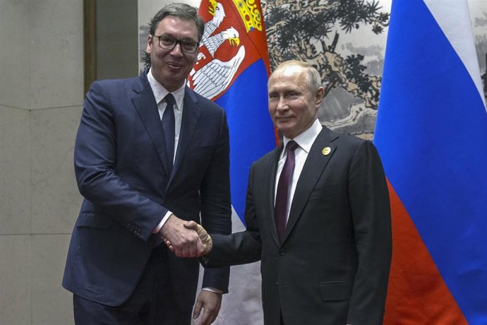 Putin y Vucic se dan la mano. 