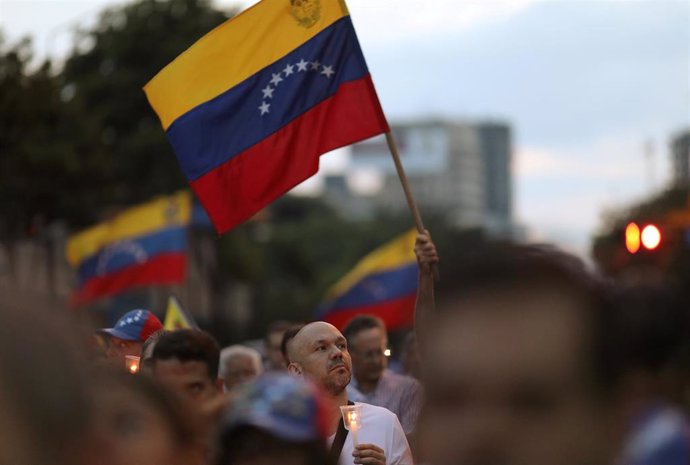 Banderas venezolanas en una vigilia en Caracas por las víctimas de la violencia