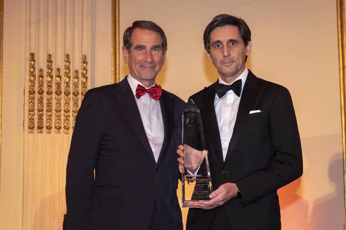 El presidente de Telefónica, José María Álvarez-Pallete, recibe el premio a 'Líder Empresarial del Año' de manos del presidente de la Cámara de Comercio de España-Estados Unidos, Alan Solomont