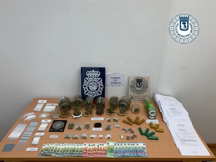 Imagen de la marihuana y dinero en efectivo intervenidos en un club de fumadores del distrito Centro.