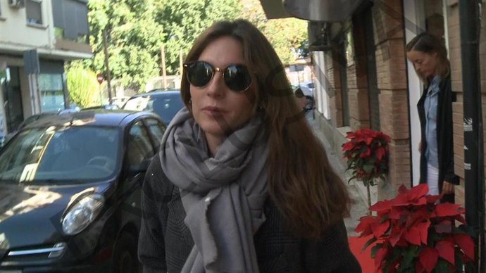 Lourdes Montes saliendo de su tienda en Sevilla