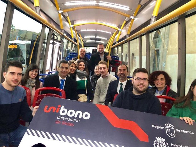 José Ramón Díez de Revenga, Noelia Arroyo, Beatriz Miguel Hernández y representantes universitarios en la presentación del Unibono